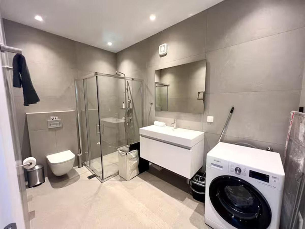 House Theasis bathroom detail