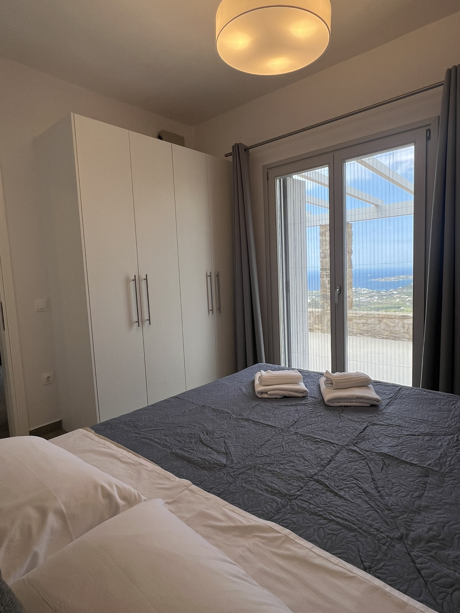 Bedroom with sea-view doors at House Theasis II